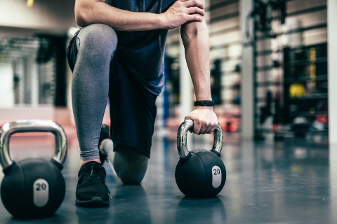 SPORTSKE HELANKE ZA MUŠKARCE - ZAŠTO MORATE DA IH IMATE AKO TRENIRATE?