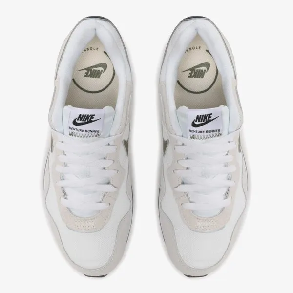 NIKE Venture Runner 