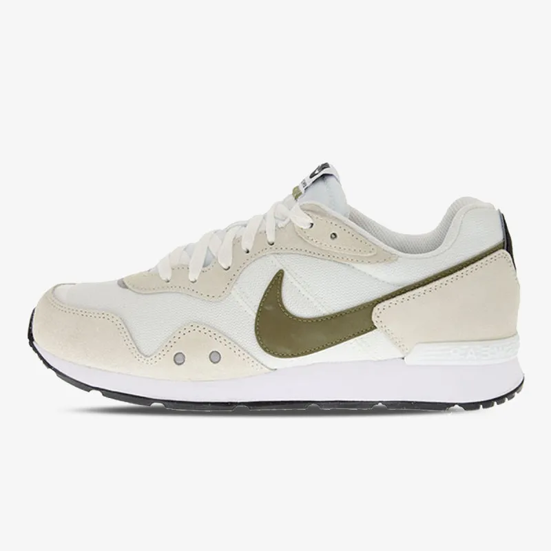 NIKE Venture Runner 