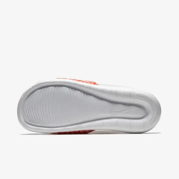 NIKE Victori One 