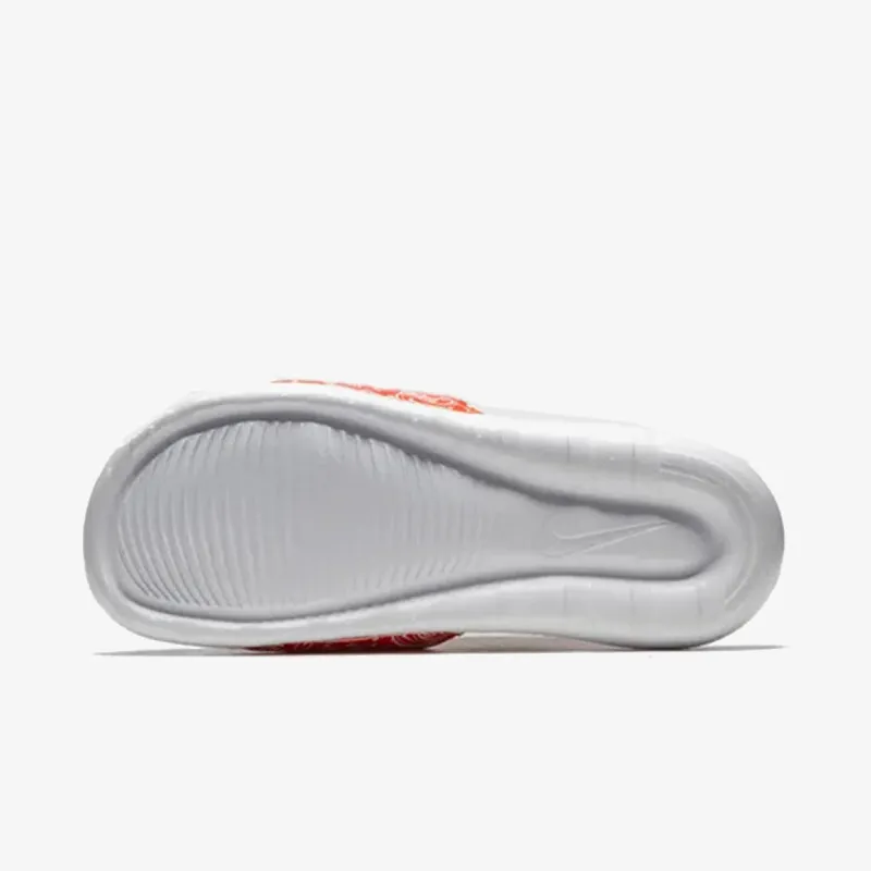 NIKE Victori One 