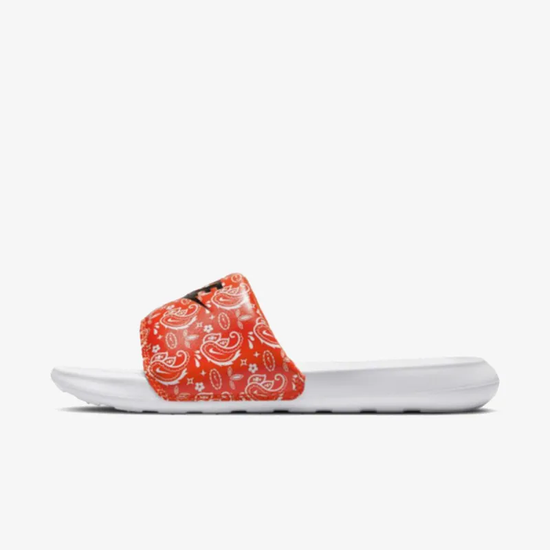 NIKE Victori One 