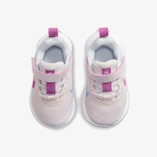 NIKE Revolution 6 