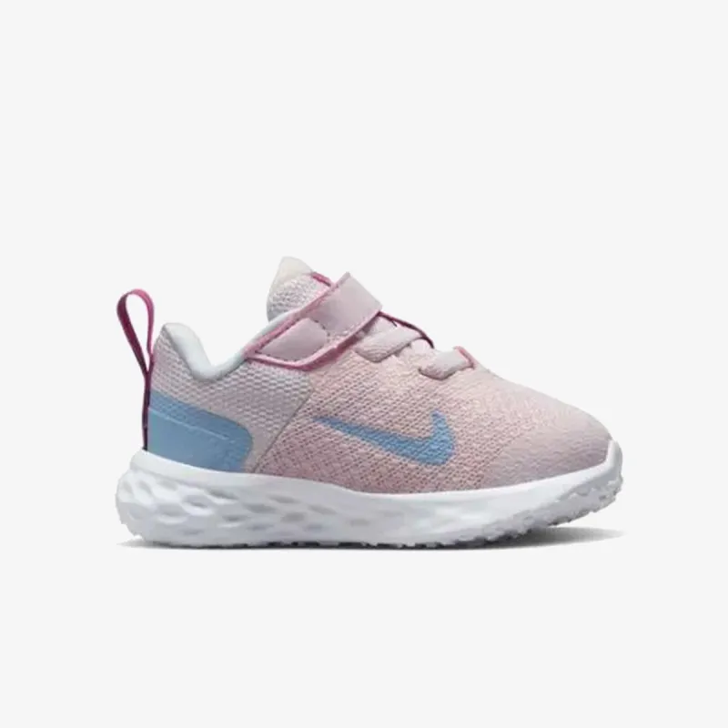 NIKE Revolution 6 
