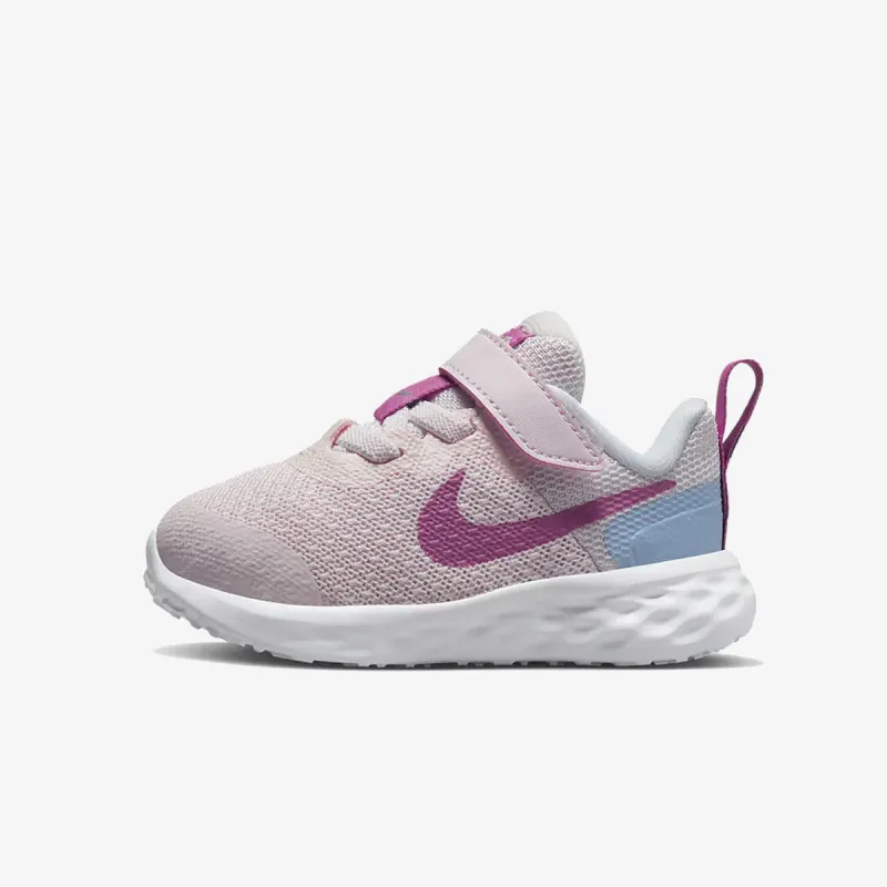 NIKE Revolution 6 