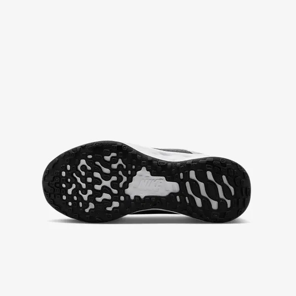 NIKE Revolution 6 