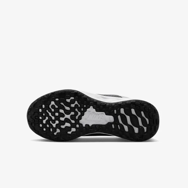 NIKE Revolution 6 