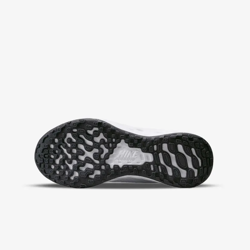 NIKE Revolution 6 
