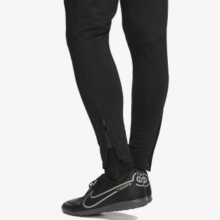 NIKE Dri-FIT Strike 