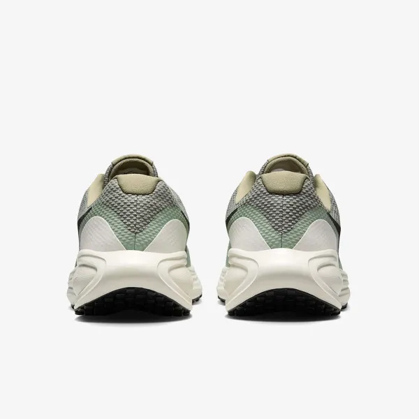Nike Revolution 8 