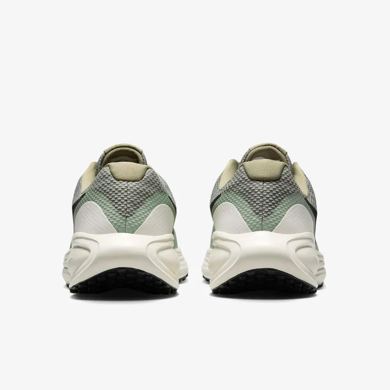 Nike Revolution 8 