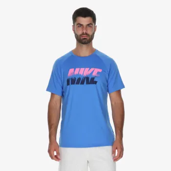 Nike Essential 