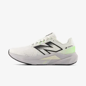 New Balance FuelCell Propel v5 